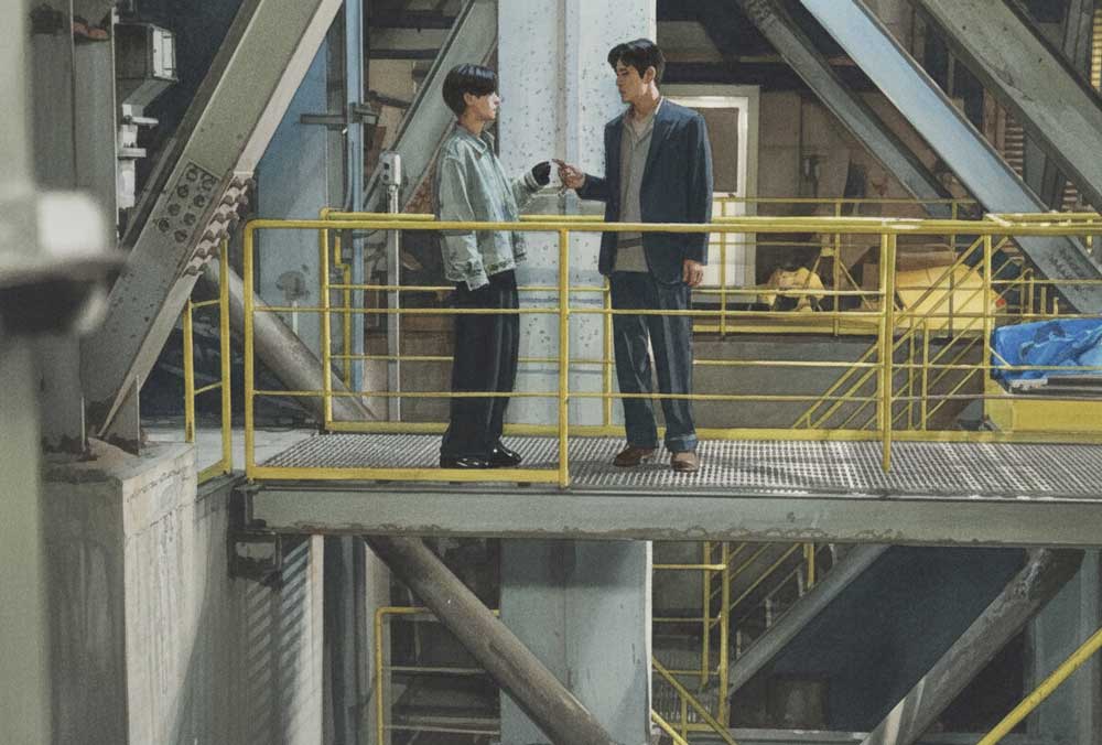 リブート　冬橋航に免許証を渡される工場シーンイラスト